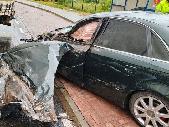 Koszmarny wypadek na zakręcie. Wywrócona przyczepa ciężarówki zmiażdżyła osobówkę