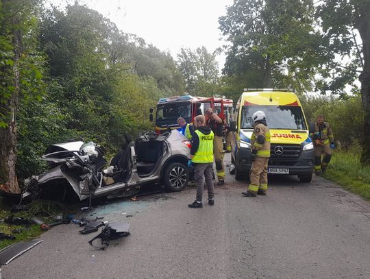 Koszmarny wypadek niedaleko Bartoszyc. Zginął 30-latek i niemowlę, matka i drugie dziecko są ranni