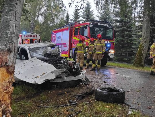 Koszmarny wypadek w sobotni poranek. Opel wbił się bokiem w drzewo, kierowca został ciężko ranny