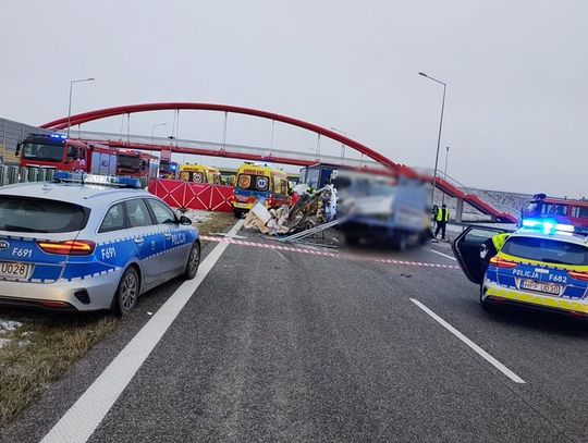 Koszmarny wypadek z udziałem dwóch ciężarówek i busów na srodze S8. Cztery osoby zginęły