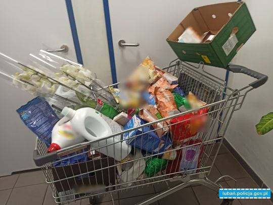Kradli w markecie "na dwa razy". Zostawiał pełen wózek pod drzwiami, wspólnik zabierał go ze sklepu