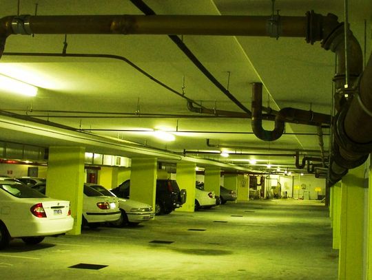 Kradzież, której nie było. Nie zaciągnął ręcznego - auto stoczyło się na podziemny parking