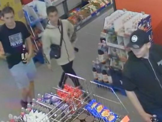Kradzież rozbójnicza w markecie. Policja publikuje wizerunki podejrzanych [ZDJĘCIA]