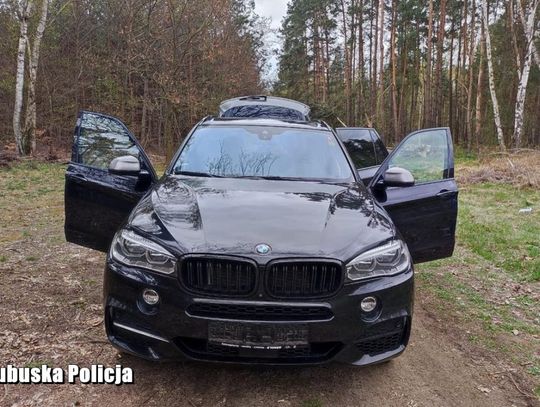 Kradzione BMW za 200 tysięcy stało otwarte w środku lasu, bez tablic rejestracyjnych [FOTO]