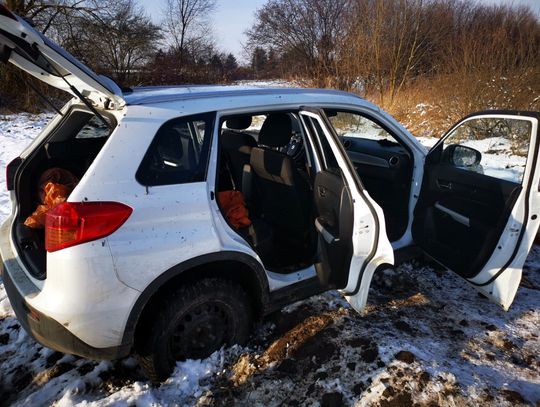 Kradzione suzuki odnalezione w polu. W aucie libacja z udziałem czterech kolesi