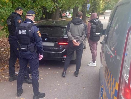 Kradzione tablice i auto z wypożyczalni. 24-latek szykował się do driftu, zatrzymali go strażnicy
