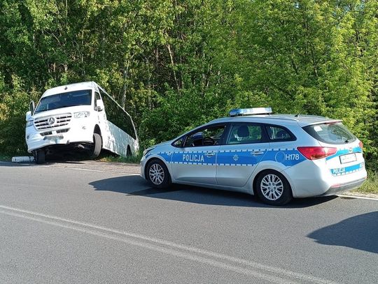 Kradziony autobus w rowie, obok pijani mężczyźni. Żaden z nich nie przyznał się do kierowania