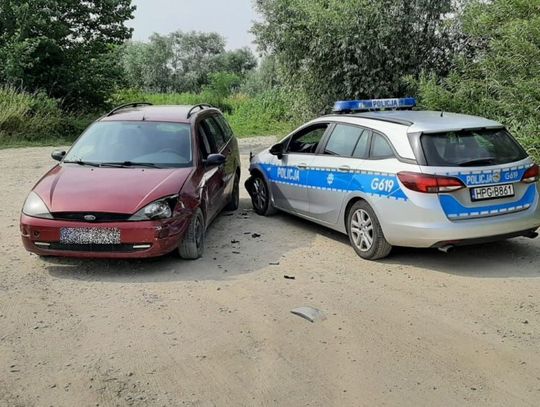 Kradzionym autem wjechał w oznakowany radiowóz. Policjanci właśnie go szukali