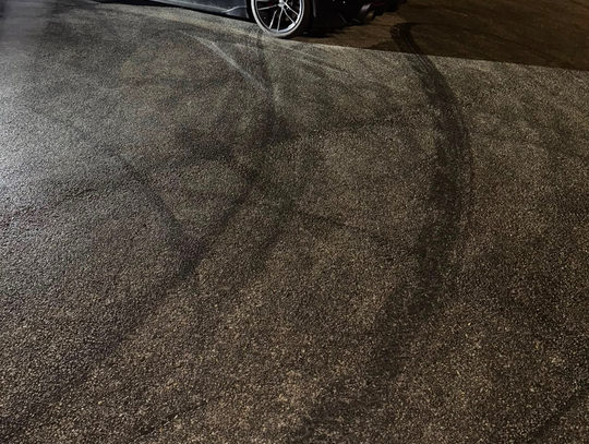 Kręcił bączki na parkingu, nie zwrócił uwagi na nieoznakowany radiowóz. Stracił prawko i stanie przed sądem