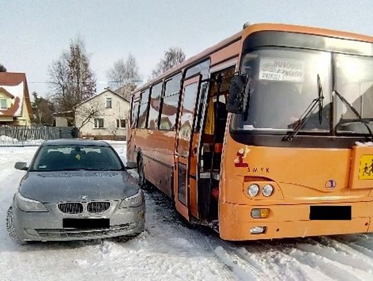 Kręcił beemką "bączki" pod szkołą. Uderzył w autobus i stracił prawko