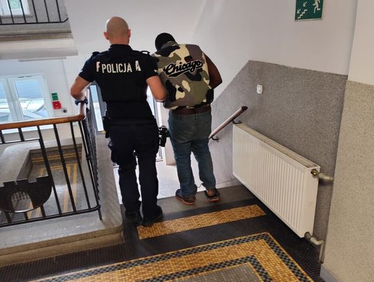 Kręcił się po okolicy, zaniepokojeni mieszkańcy wezwali policję. Obywatel Mali był w Polsce nielegalnie