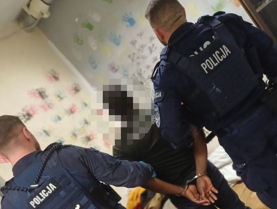 Krwawa awantura w hotelu pracowniczym. Mężczyzna dźgnięty nożem, policjanci zatrzymali 3 Hindusów