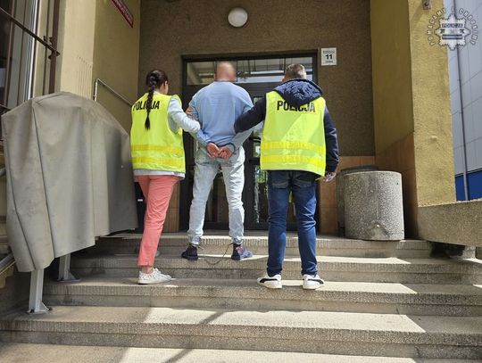 Krwawa jatka w mieszkaniu. 34-latek dźgał nożem kolegę i groził śmiercią swojej byłej partnerce