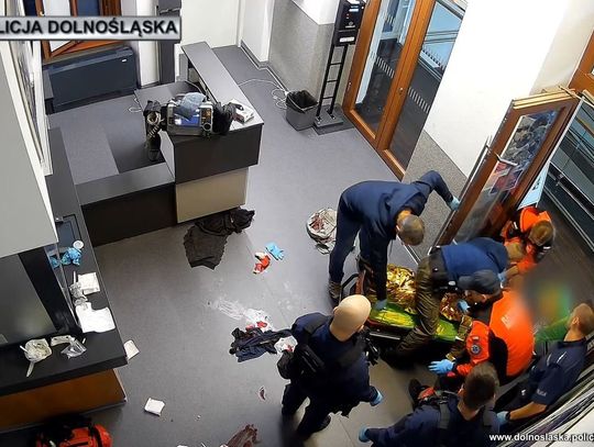 Krwawiący mężczyzna wszedł na komisariat. Policjant od razu ruszył z pomocą, która uratowała mu życie