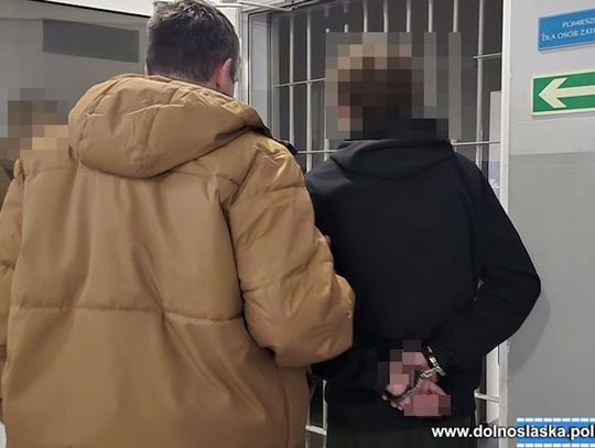 Krwawy atak bez powodu. 29-latek ukrył zakrwawiony nóż w łóżku, grozi mu ponad 20 lat więzienia