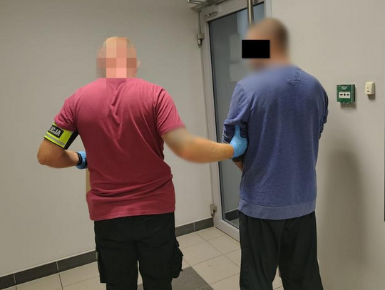 Krwawy finał awantury w mieszkaniu. Mężczyzna złapał nóż i zaatakował swoją partnerkę