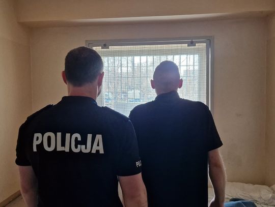 Kryminalni mieli adres dilera i obserwowali kamienicę. Weszli do środka za jednym z klientów