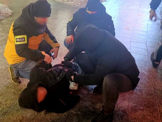 Kryminalni przejęli 200 tys. zł od kuriera. Trzej mężczyźni zatrzymani do oszustw "na policjanta" Kryminalni przejęli 200 tys. zł od kuriera. Trzej mężczyźni zatrzymani do oszustw "na policjanta"