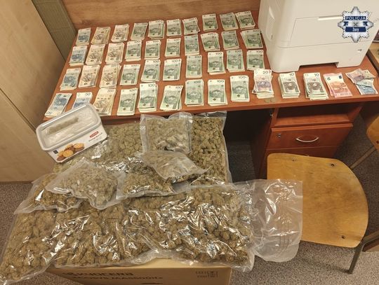 Kryminalni weszli do dwóch lokalizacji. Znaleźli 2 kg marihuany i ponad 80 tysięcy złotych