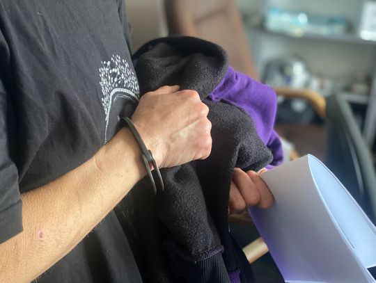 Kryminalni zaskoczyli 45-latkę, gdy porcjowała narkotyki. Kobieta została tymczasowo aresztowana