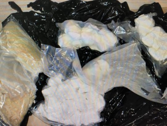 Kryminalni znaleźli w mieszkaniu 4 kilogramy narkotyków. Właścicielowi grozi nawet 10 lat więzienia