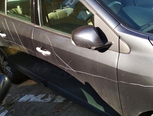 Ktoś rysował po autach na osiedlowym parkingu. Policja się przyczaiła. Okazało się, że to złośliwa sąsiadka