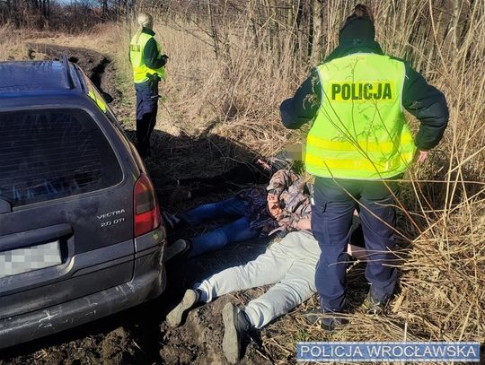 Kulminacja przypałów w oplu. Kierowca próbował uciec, ale razem z pasażerami skończył na glebie