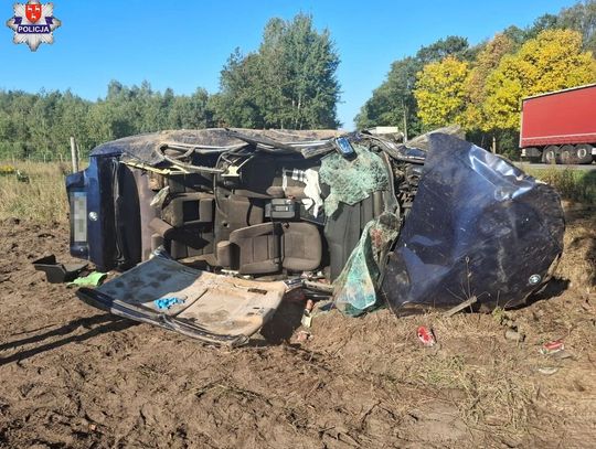 Kupił BMW, opił nowe auto z kolegami, a potem dachował. Trzy osoby zostały ranne