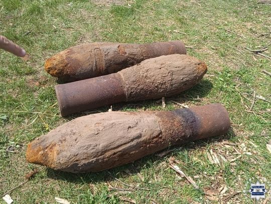 Kupił działkę ze starą szopą. Okazało się, że stoi na pociskach rakietowych. Akcja policji i saperów