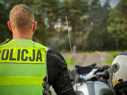 Kupił na stacji paliw wódkę i wypił ją w toalecie, po czym wsiadł do auta. Kasjerka wezwała policję