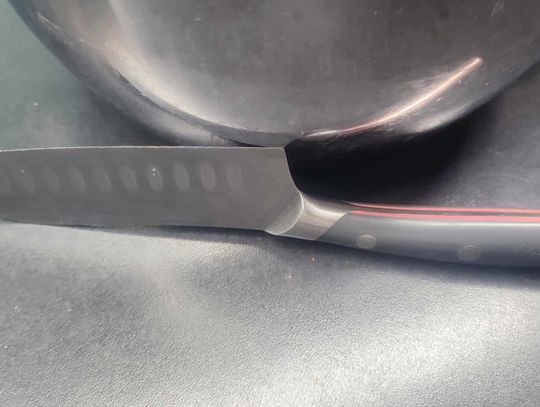 Kupił partnerce nowy "superostry" nóż i go testował. Przeciął sobie tętnicę, uratowali go strażnicy