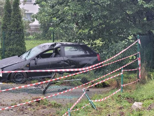 Kupił tanio stare audi, przycisnął, rozbił się i uciekł. Mandat wyższy niż wartość auta