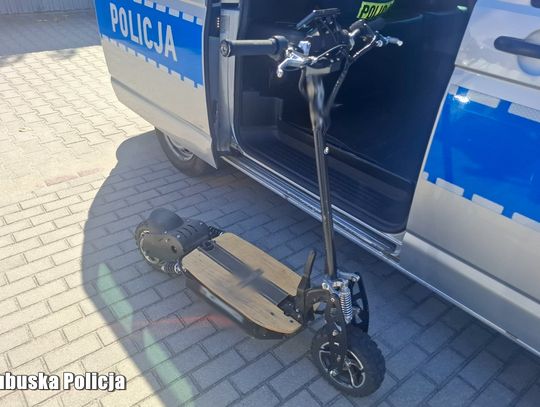 Kupiła synowi hulajnogę elektryczną i pozwoliła na niej jeździć. Kobieta dostała mandat, a to nie koniec problemów