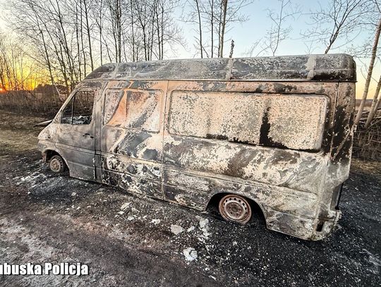 Kurier dostarczył paczkę, gdy wrócił jego busa już nie było. Złodzieje odjechali i spalili mu auto