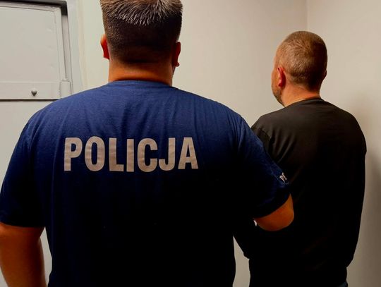 Kuriozalna kryjówka poszukiwanego w Radomsku. Zdradził go łokieć wystający spod wełny szklanej