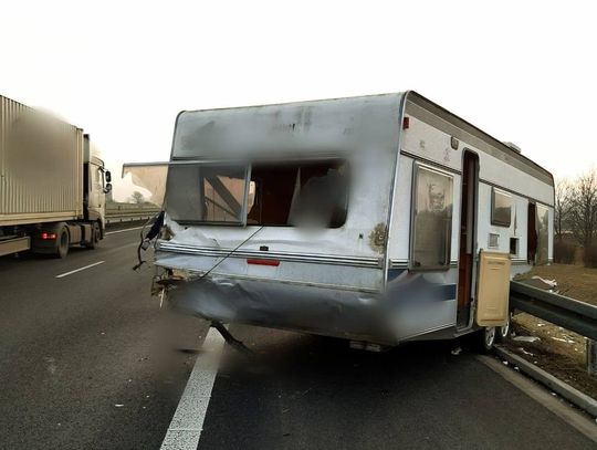 Kuriozalne sceny na autostradzie A4. Po kolizji poszukiwany 32-latek pieszo uciekał policjantom