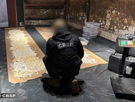 Laboratorium do produkcji „narkotyku zombie” w dawnej stadninie. CBŚP przejęło towar wart miliony