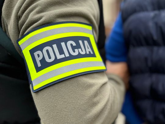 Latami oszukiwał policjantów podając się za brata. W końcu się połapali, a w plecaku znaleźli dowód
