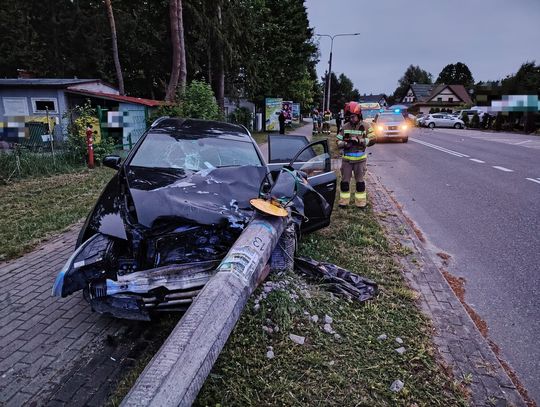 Latarnia z numerem 13 zakończyła niszczycielski rajd pijanego 19-latka. Wcześniej taranował auta