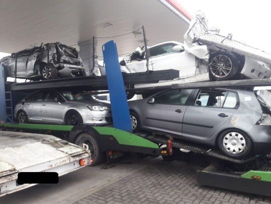 Laweciarz nie zmieścił się pod wiaduktem. Zmiażdżył bmw i citroena, uszkodził golfa