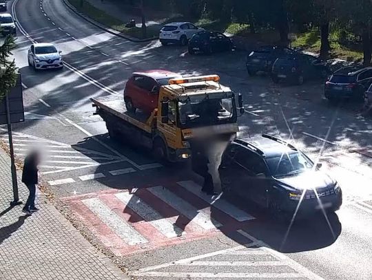 Laweta uderzyła w auto przed przejściem dla pieszych. Kolizję nagrał miejski monitoring