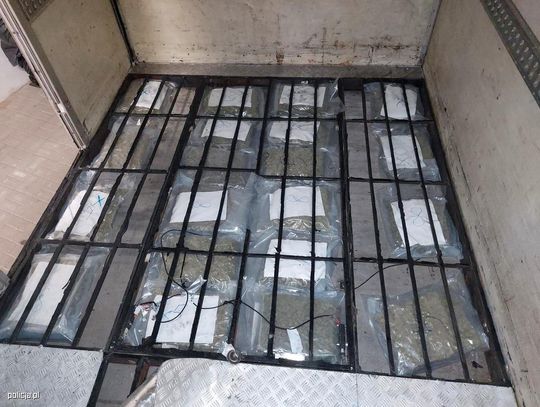 Laweta z przyczepą kampingową była tylko przykrywką. W specjalnych skrytkach policjanci znaleźli ogromne ilości narkotyków