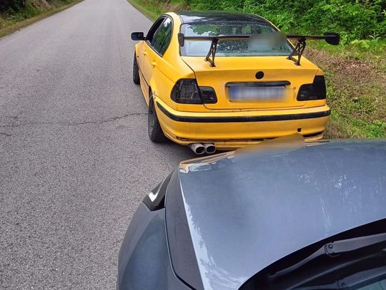 Leciał bokiem na oczach policjantów. Kierowca żółtego BMW stracił prawo jazdy i musi zapłacić dwa tysiące