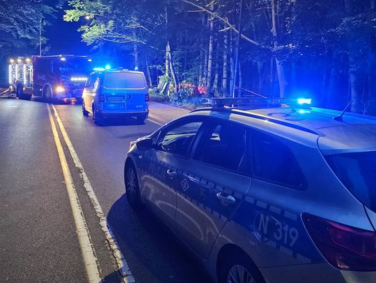 Lexus wypadł z drogi, dachował i uderzył w drzewo. Kierowca zginął na miejscu, pasażerka jest ranna