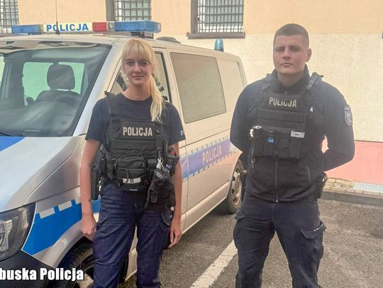 Leżał na jezdni obok motoroweru. Policjanci natychmiast ruszyli na pomoc. Mężczyzna miał udar