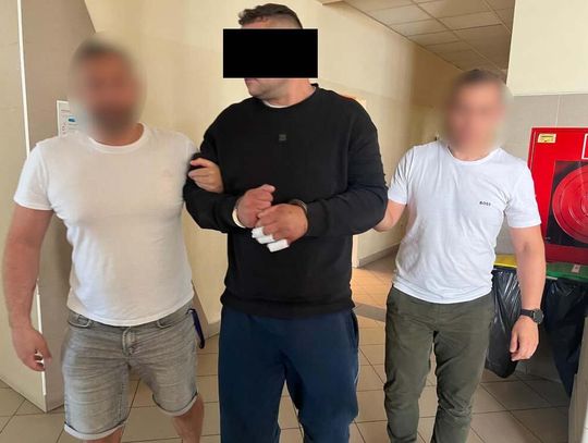 Leżał na ulicy, a gdy ratownicy chcieli mu pomóc, wyciągnął nóż i zaczął im grozić. Potem schował się w krzakach