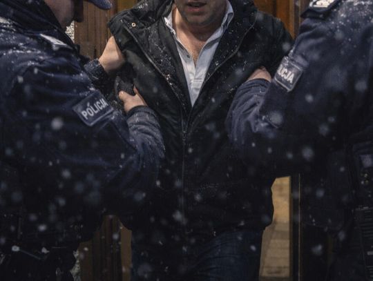 Leżał pijany na śniegu, ktoś wezwał do niego pomoc. Mężczyzna był poszukiwany i trafił do więzienia