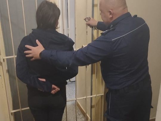 Leżała na przystanku, ludzie wezwali pomoc. Gdy się ocknęła, dostała szału i rzuciła się na ratowników