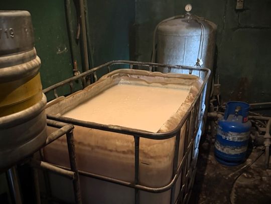 Likwidacja bimbrowni w stodole. Oprócz alkoholu znaleziono broń i amunicję