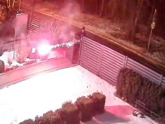 Łobuzy zaatakowały dom petardami. Policja zatrzymała trzech 15-latków, którzy nękali rodzinę